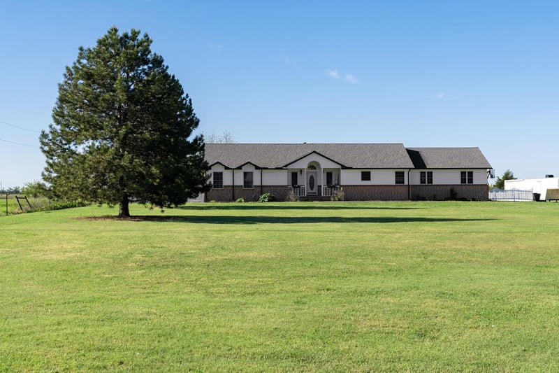 921 E 10th Ave, Wellington, KS 67152