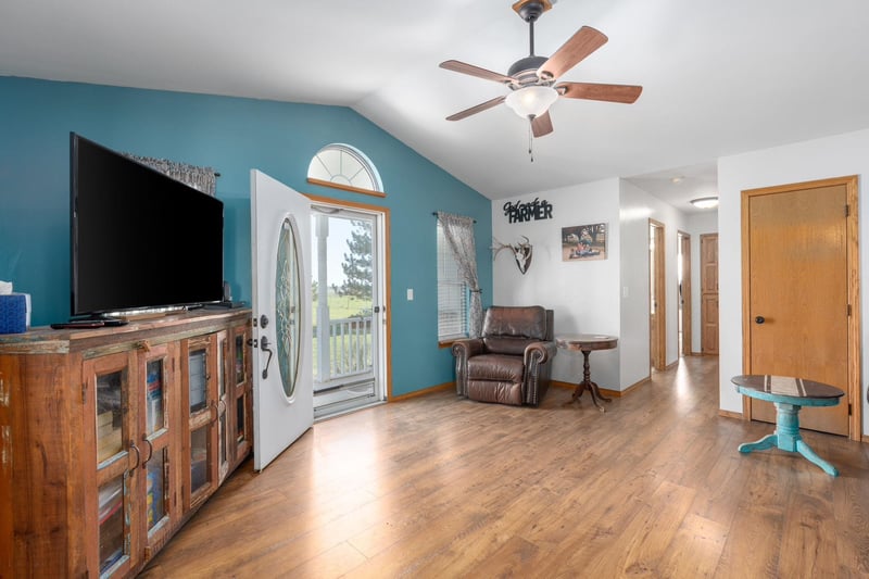 921 E 10th Ave, Wellington, KS 67152
