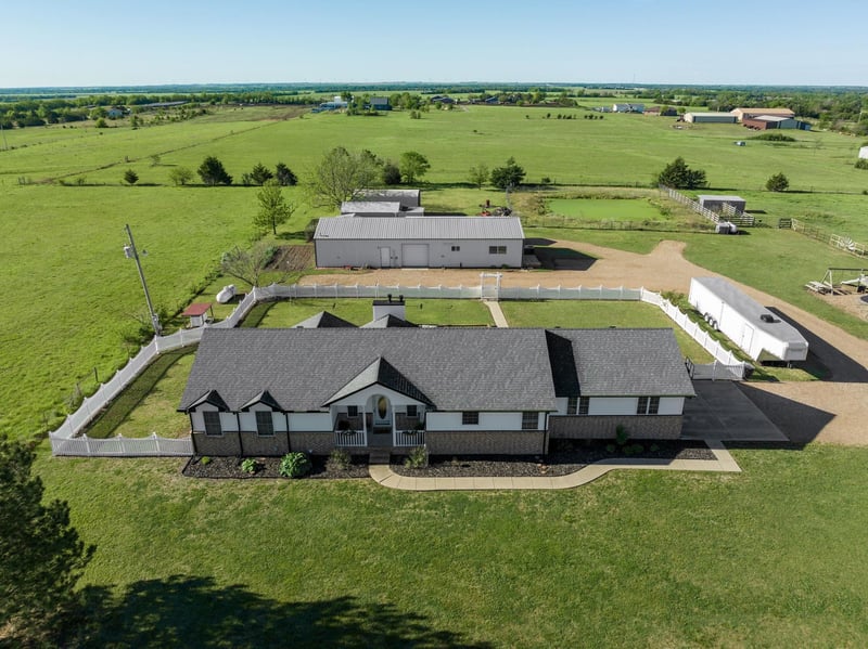 921 E 10th Ave, Wellington, KS 67152