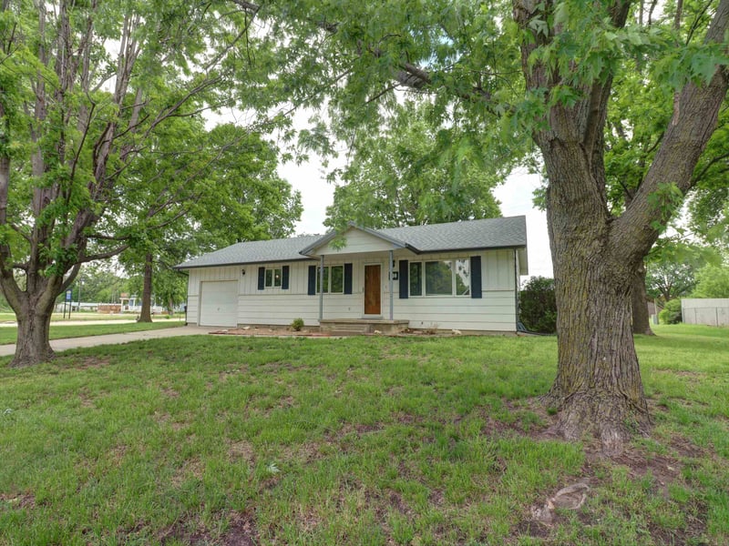 100 S Washington Ave, Moundridge, KS 67107