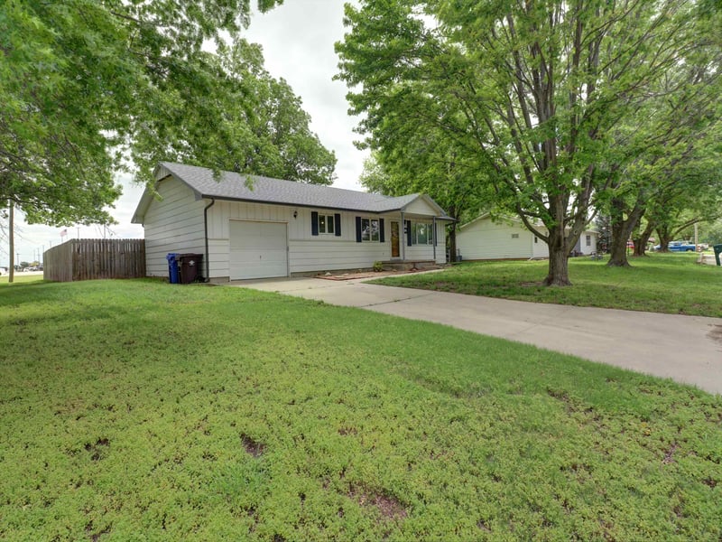 100 S Washington Ave, Moundridge, KS 67107