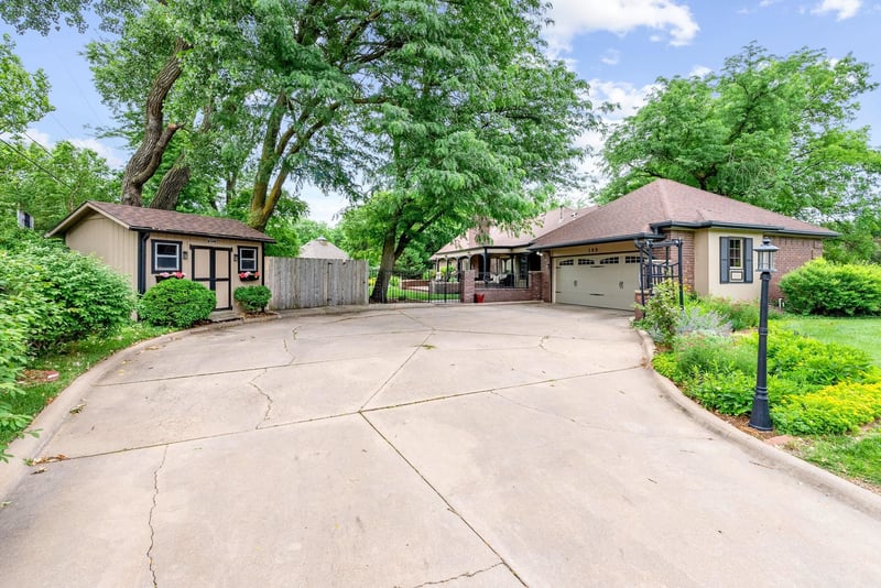 300 S Lynwood Blvd, Wichita, KS 67218