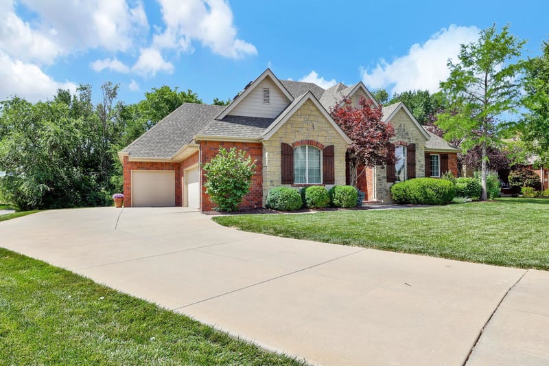 2401 N Peckham Ct, Wichita, KS 67228