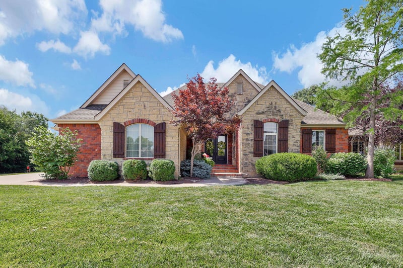 2401 N Peckham Ct, Wichita, KS 67228
