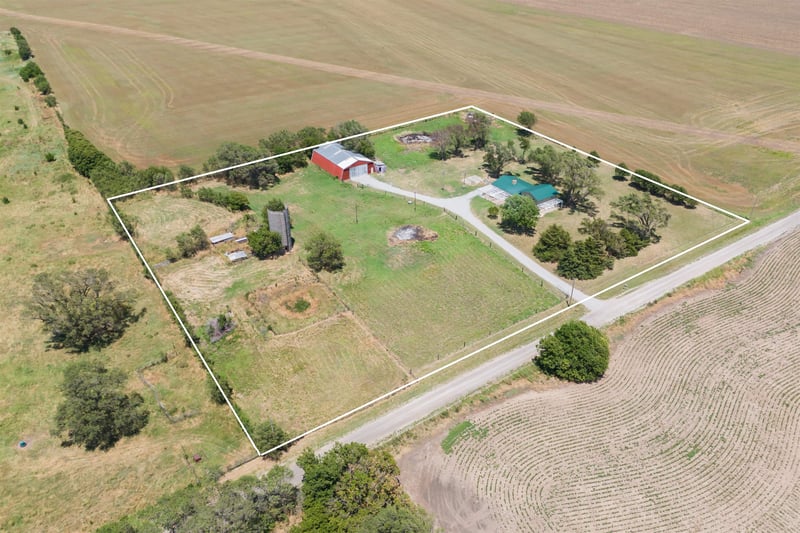 138 W 100th St S, Wellington, KS 67152