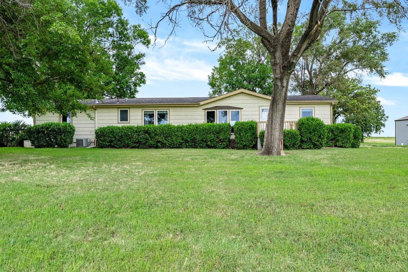 1061 S Woodlawn Rd, South Haven, KS 67140