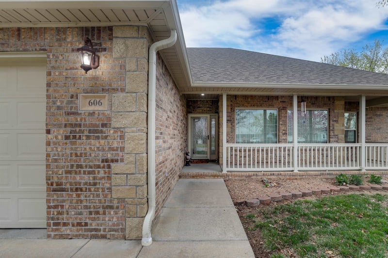 606 S Riverview, Douglass, KS 67039