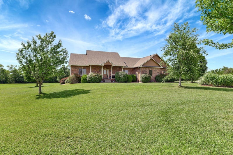 1565 E Country Ln, Mulvane, KS 67110