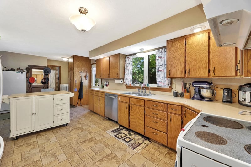 13006 E Pleasant Valley Rd, Haven, KS 67543