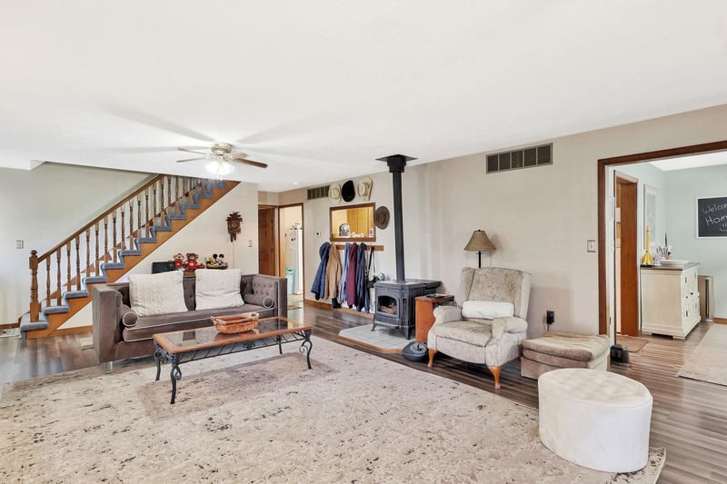 13006 E Pleasant Valley Rd, Haven, KS 67543