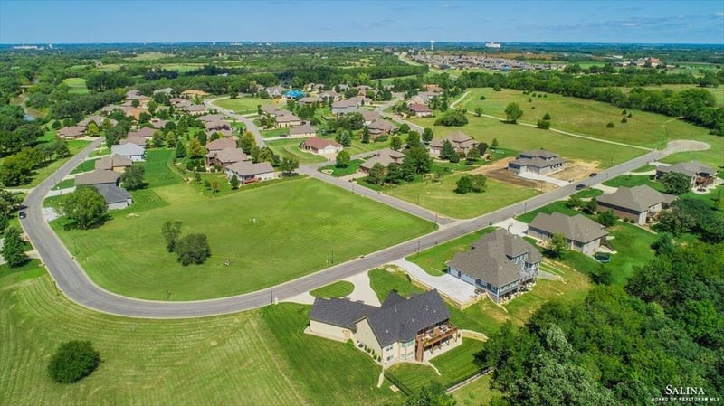 2615 Aberdeen Ln, Salina, KS 67401