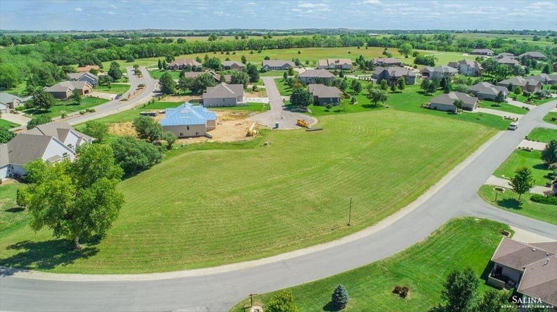 2615 Aberdeen Ln, Salina, KS 67401