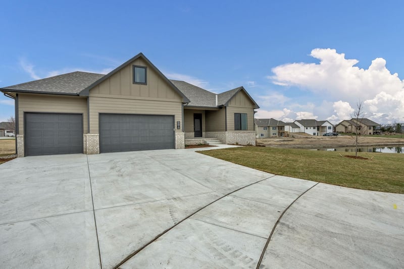 5974 Forbes Ct, Bel Aire, KS 67220