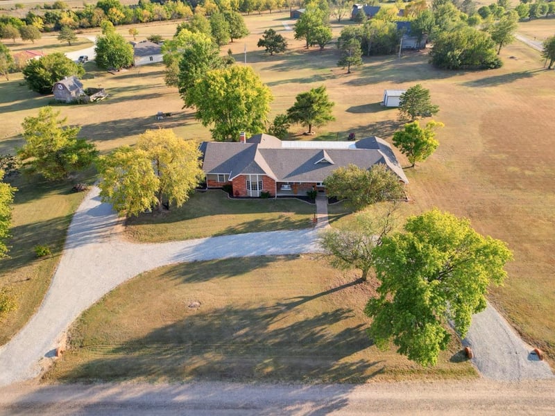8 Leed Rd, Winfield, KS 67156