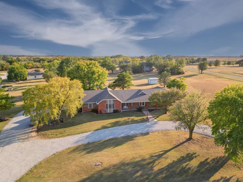 8 Leed Rd, Winfield, KS 67156