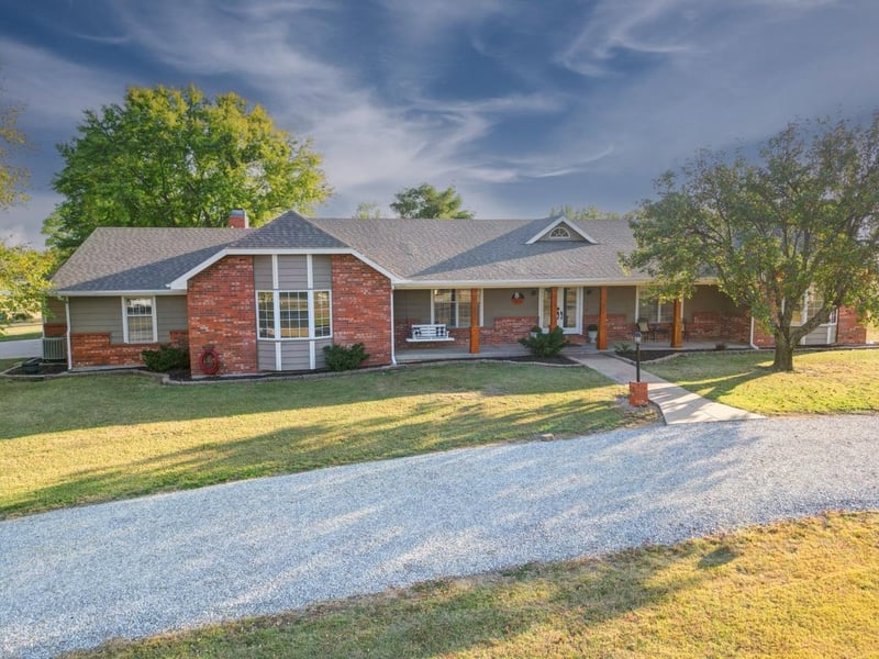 8 Leed Rd, Winfield, KS 67156