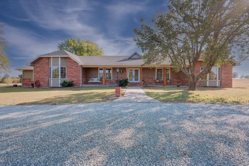 8 Leed Rd, Winfield, KS 67156