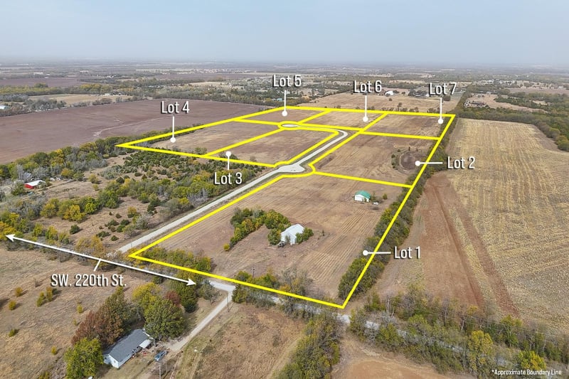 13510 220th St, Douglass, KS 67039
