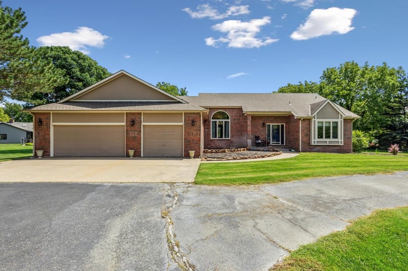 2520 N Cedar Crest Dr, Wichita, KS 67223