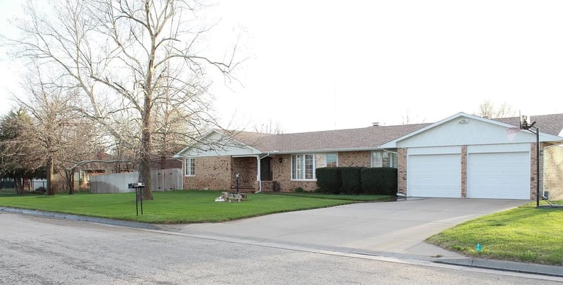 423 N Pine Rd, Sterling, KS 67579