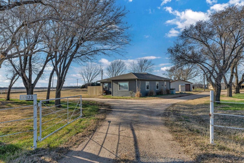 10333 S Meridian St, Peck, KS 67120