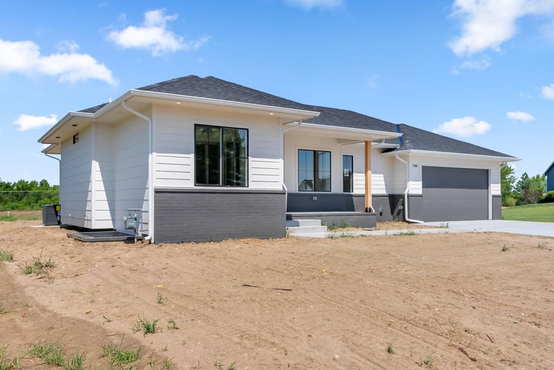 5161 Colonial Ave, Bel Aire, KS 67226