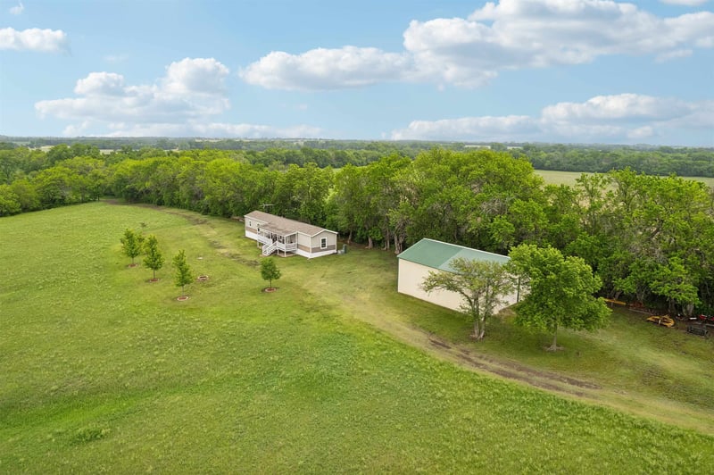 8904 NE 96th St, Peabody, KS 66866