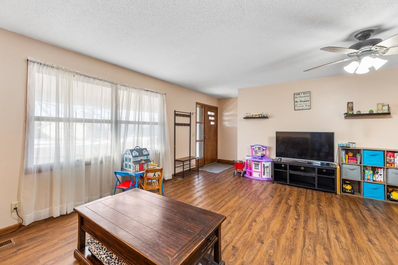 904 N Wheatland Dr, Buhler, KS 67522