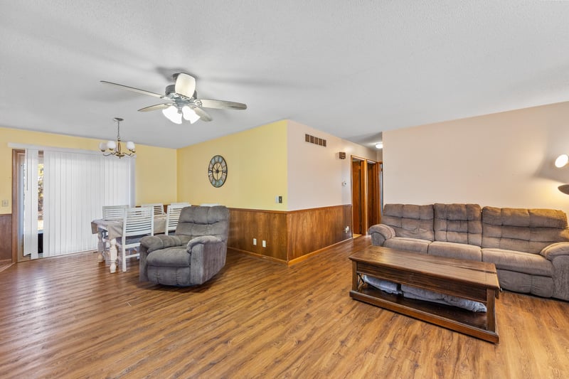 904 N Wheatland Dr, Buhler, KS 67522
