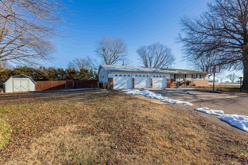 904 N Wheatland Dr, Buhler, KS 67522