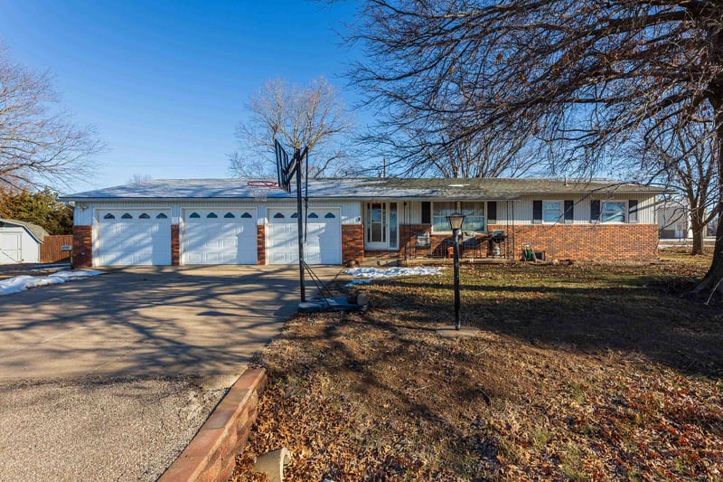 904 N Wheatland Dr, Buhler, KS 67522