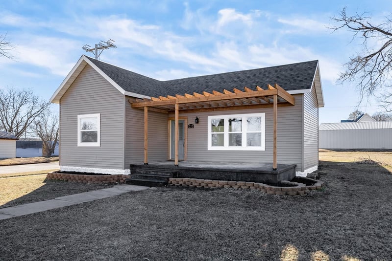 222 S 5th St, Conway Springs, KS 67031