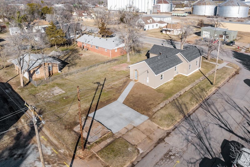 222 S 5th St, Conway Springs, KS 67031