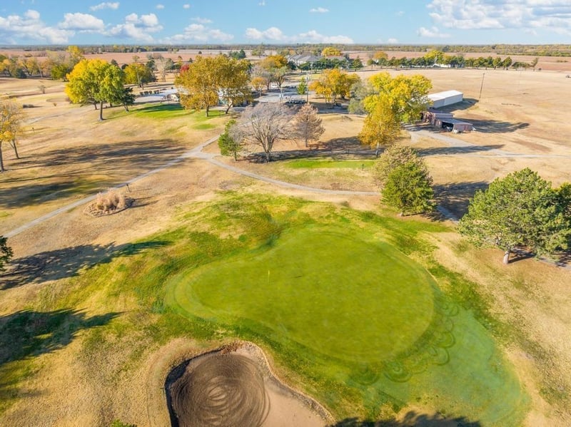 3136 Long Ct, Winfield, KS 67156