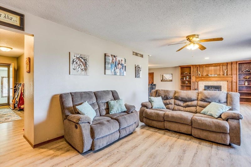 1189 N Oliver, Belle Plaine, KS 67013