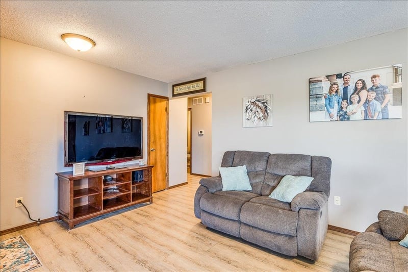 1189 N Oliver, Belle Plaine, KS 67013