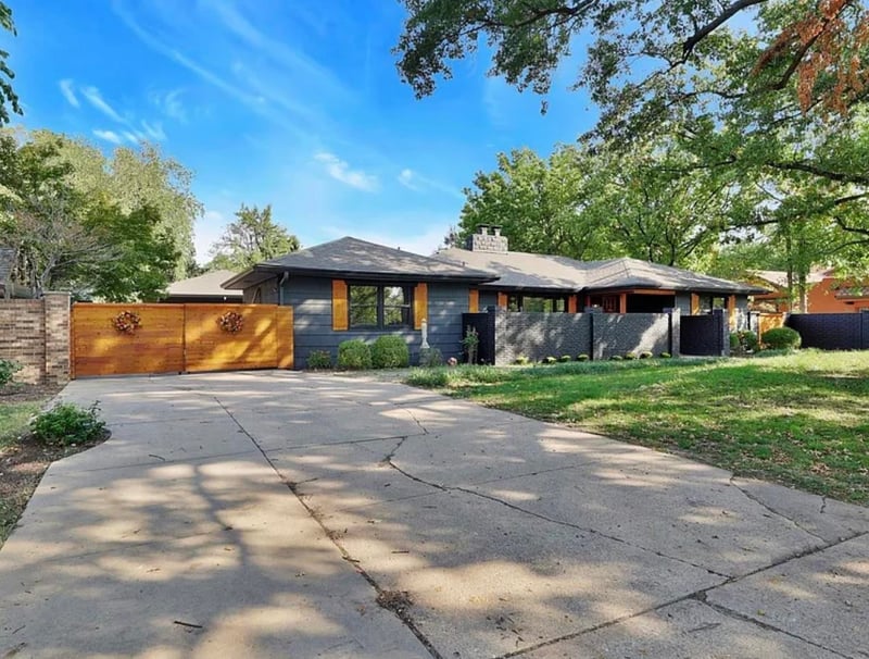 64 E Norfolk Dr, Eastborough, KS 67206