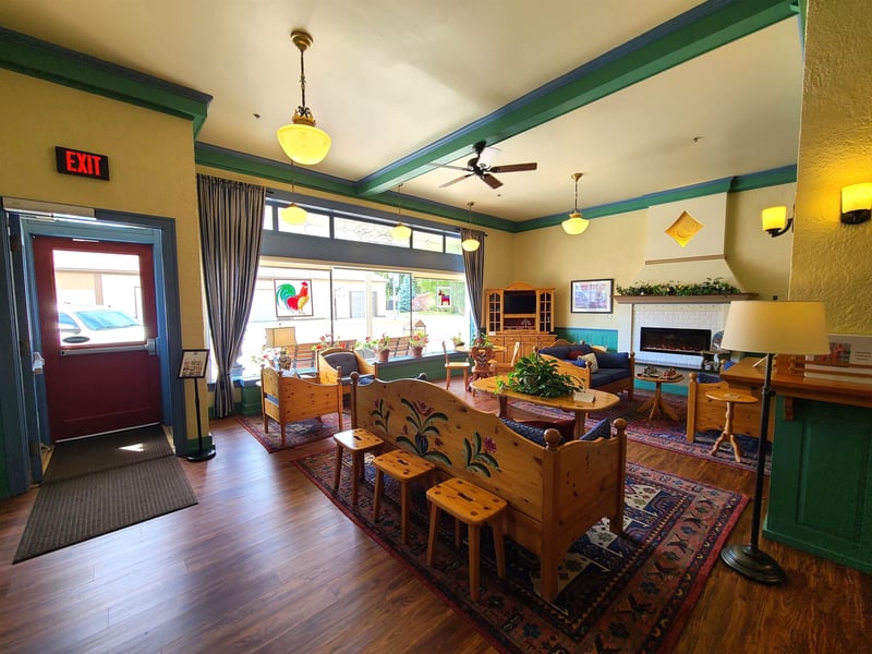 112 Lincoln St, Lindsborg, KS 67456