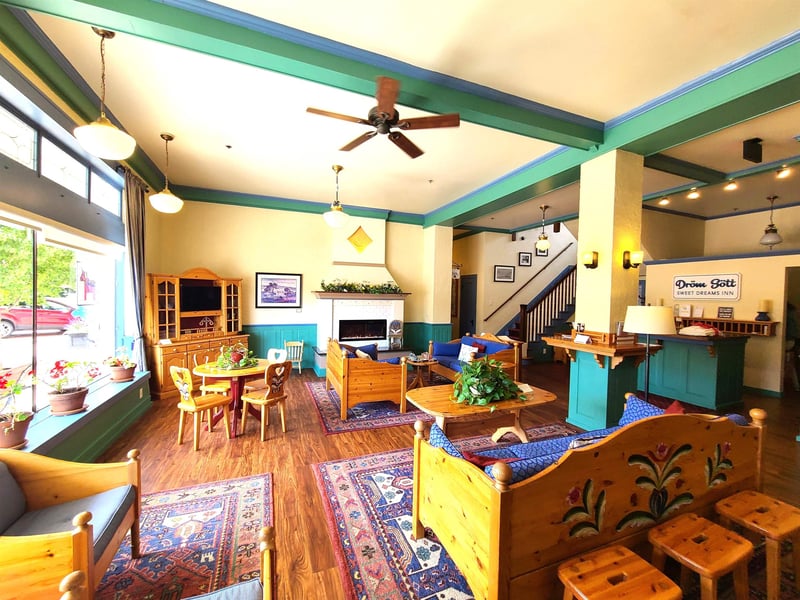 112 Lincoln St, Lindsborg, KS 67456