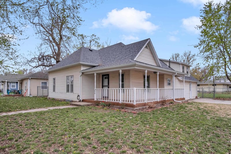 224 E Knott St, Hesston, KS 67062