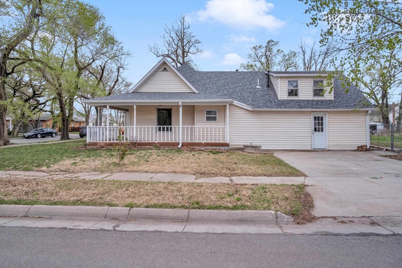 224 E Knott St, Hesston, KS 67062