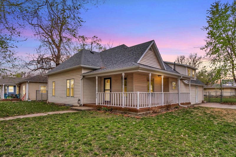 224 E Knott St, Hesston, KS 67062