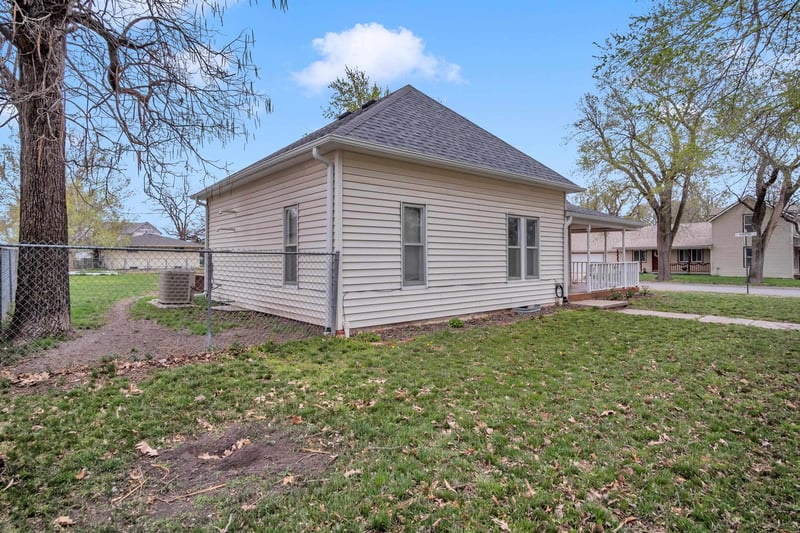 224 E Knott St, Hesston, KS 67062