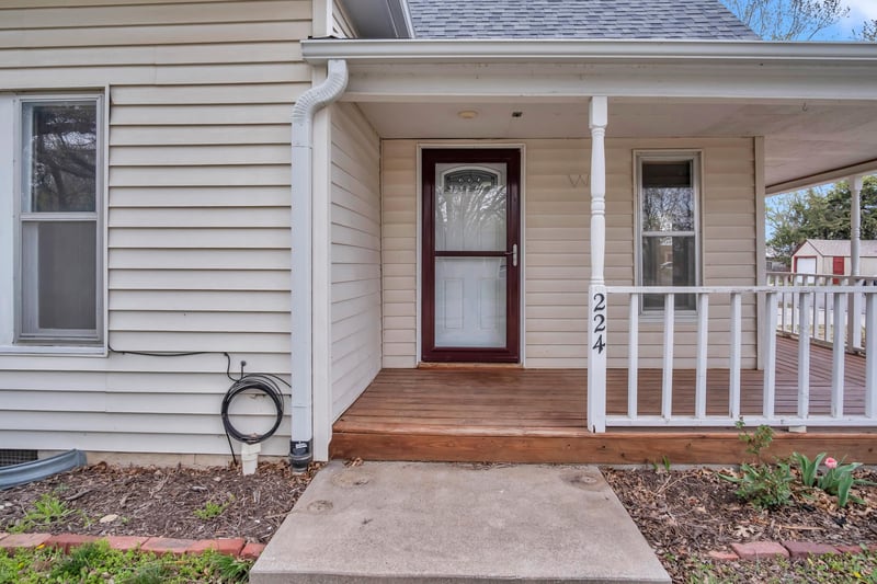 224 E Knott St, Hesston, KS 67062