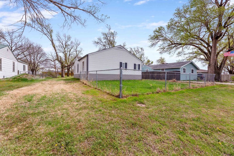 212 S Phelps Ave, Bentley, KS 67016