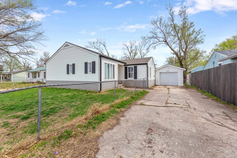 212 S Phelps Ave, Bentley, KS 67016