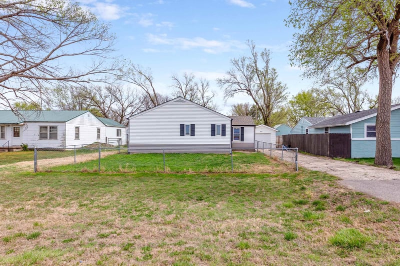 212 S Phelps Ave, Bentley, KS 67016