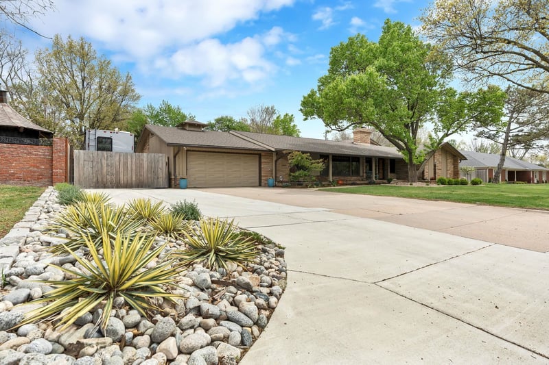 1210 N Willow Ln, Wichita, KS 67208