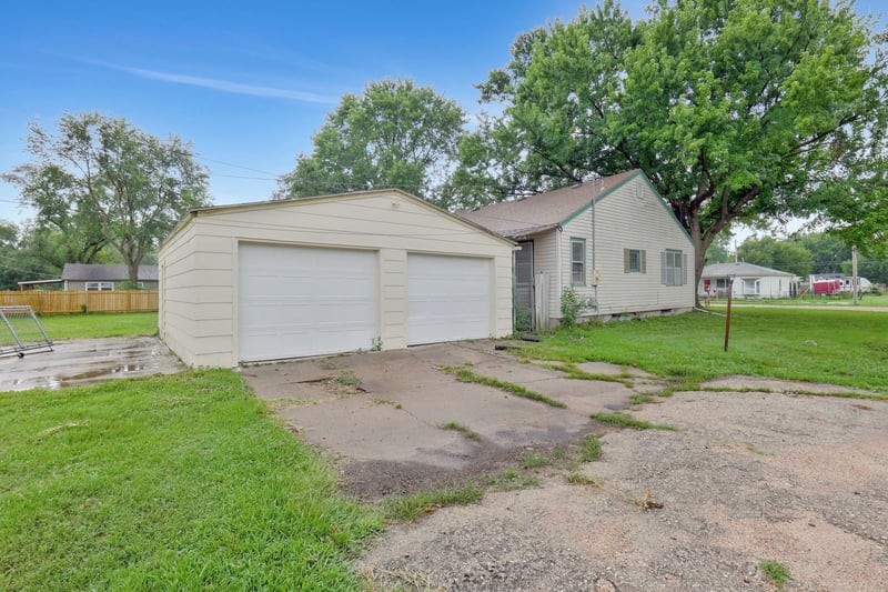 130 N Lincoln Ave, Sedgwick, KS 67135
