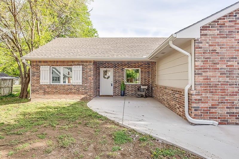 220 E Main St, Mount Hope, KS 67108